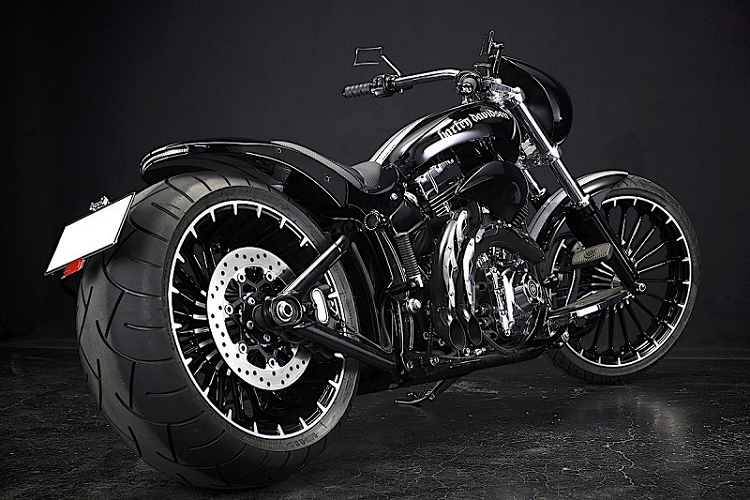 Harley-Davidson Heart Breaker có lớp sơn ngoại thất màu đen bóng như “khoác lên một bộ lễ phục”, cùng với đó là hai đường sọc trắng kéo dài từ chắn bùn trước chạy qua bình xăng đến chắn bùn sau.