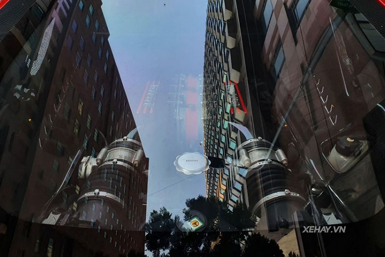 Di chuyển ra sau, đuôi xe được tạo hình mạnh mẽ với bộ khuếch tán gió bằng sợi carbon tinh chỉnh, hệ thống ống xả kép, cánh gió vuốt cao rất thể thao và cản sau tinh chỉnh giúp tạo thêm nhiều lực ép xuống mặt đường.