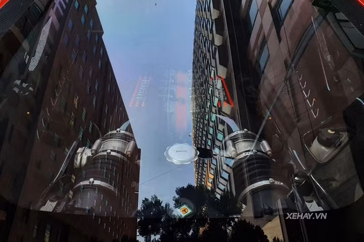 Di chuyển ra sau, đuôi xe được tạo hình mạnh mẽ với bộ khuếch tán gió bằng sợi carbon tinh chỉnh, hệ thống ống xả kép, cánh gió vuốt cao rất thể thao và cản sau tinh chỉnh giúp tạo thêm nhiều lực ép xuống mặt đường.