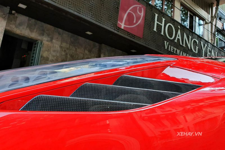 Nhưng phải thừa nhận rằng dù không có bộ cánh "có một không hai" thì Ferrari 458 Speciale vẫn vô cùng hấp dẫn, từng đường nét trên thân xe đều được trau chuốt và có dụng ý riêng.