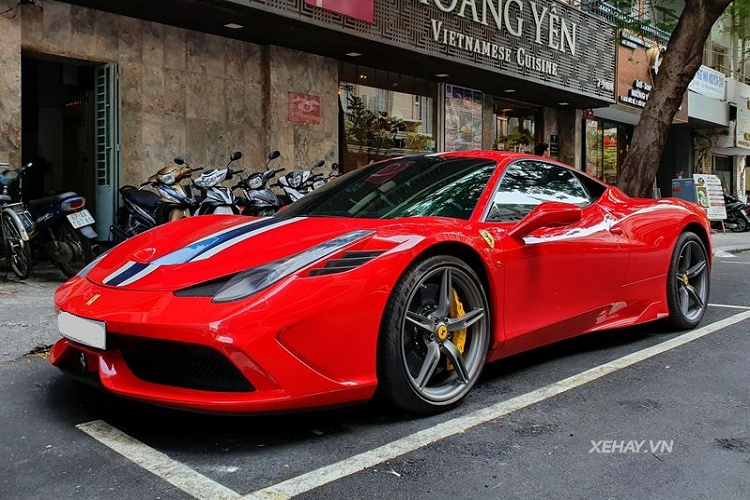Hiện giá xe Ferrari 458 Speciale tại Việt Nam vẫn là một ẩn số, nhưng ở thời điểm năm 2016, Ferrari 458 Speciale ở nước ngoài có giá khoảng 298.000 USD (khoảng 6,66 tỷ đồng - theo tỷ giá lúc đó). Vì vậy, nhiều người dự đoán rằng 458 Speciale sau khi về Việt Nam sẽ có giá khoảng 15 tỷ đồng.