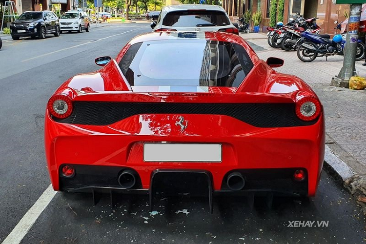 Nhờ được ứng dụng rộng rãi vật liệu sợi carbon từ ngoài vào trong nên Ferrari 458 Speciale nhẹ hơn 90 kg so với bản chuẩn 458 Italia. Cung cấp sức mạnh cho Ferrari 458 Speciale là khối động cơ hút khí tự nhiên V8 dung tích 4.5L sản sinh công suất 605 mã lực và mô-men xoắn cực đại 540 Nm, giúp "ngựa chồm" có thể tăng tốc từ 0 – 100 km/h trong vòng 3 giây, trước khi cán tốc độ tối đa đạt 325 km/h.