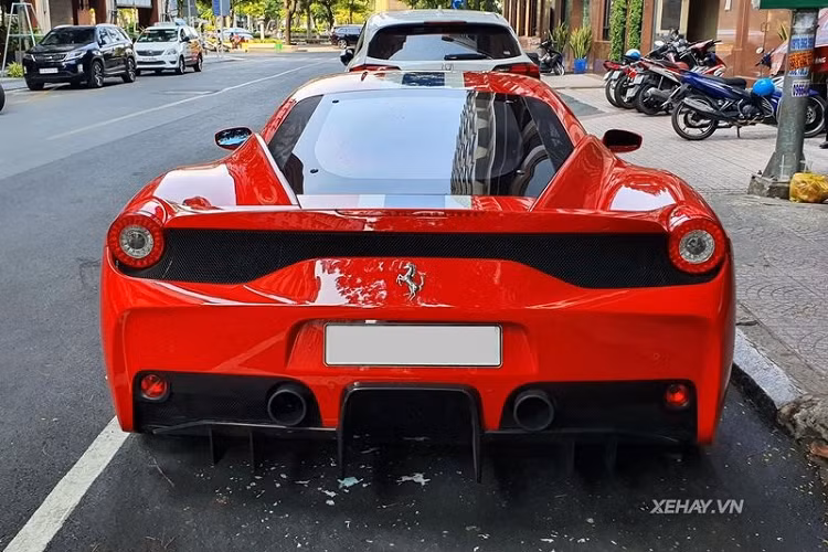 Nhờ được ứng dụng rộng rãi vật liệu sợi carbon từ ngoài vào trong nên Ferrari 458 Speciale nhẹ hơn 90 kg so với bản chuẩn 458 Italia. Cung cấp sức mạnh cho Ferrari 458 Speciale là khối động cơ hút khí tự nhiên V8 dung tích 4.5L sản sinh công suất 605 mã lực và mô-men xoắn cực đại 540 Nm, giúp "ngựa chồm" có thể tăng tốc từ 0 – 100 km/h trong vòng 3 giây, trước khi cán tốc độ tối đa đạt 325 km/h.