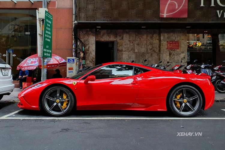 Ở bên trong, siêu phẩm hàng hiếm được trang bị ghế đua sợi carbon siêu nhẹ bọc da Alcantara, cùng nhiều chi tiết khác được làm bằng sợi carbon như vô lăng, lẫy chuyển số, viền bảng táp-lô, hốc điều hòa...