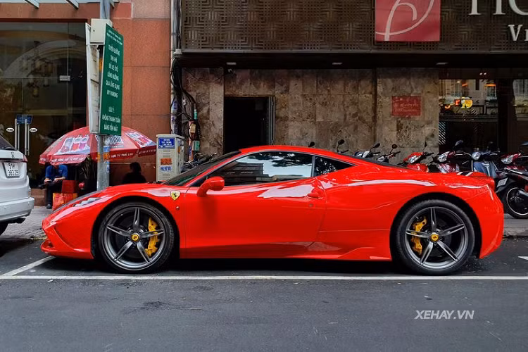 Ở bên trong, siêu phẩm hàng hiếm được trang bị ghế đua sợi carbon siêu nhẹ bọc da Alcantara, cùng nhiều chi tiết khác được làm bằng sợi carbon như vô lăng, lẫy chuyển số, viền bảng táp-lô, hốc điều hòa...