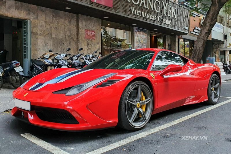 Tại Việt Nam, siêu xe Ferrari 458 Speciale nổi tiếng dù số lượng không quá nhiều. Chiếc xe trong bài chính là chiếc Ferrari 458 Speciale đầu tiên về nước cách đây 5 năm, xe đã được sang tay chủ mới vào vài tháng trước.