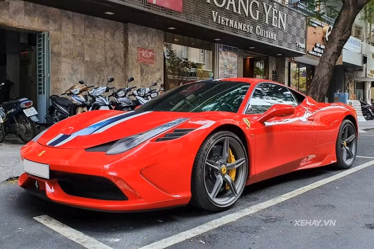 Tại Việt Nam, siêu xe Ferrari 458 Speciale nổi tiếng dù số lượng không quá nhiều. Chiếc xe trong bài chính là chiếc Ferrari 458 Speciale đầu tiên về nước cách đây 5 năm, xe đã được sang tay chủ mới vào vài tháng trước.