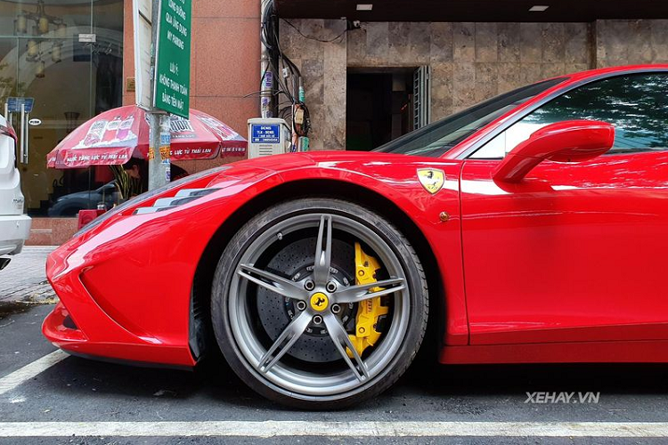 Sở hữu màu sơn đỏ Rosso Corsa nổi bật và bộ tem đua bicolor Argento Nurburgring – Blu America độc đáo, siêu ngựa Ferrari 458 Speciale này không "đụng hàng" với bất kỳ "người anh em" nào khác trên dải đất hình chữ S.