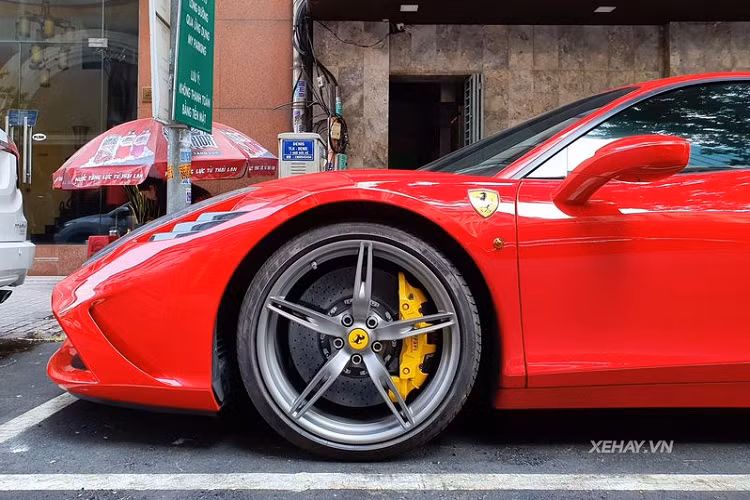 Sở hữu màu sơn đỏ Rosso Corsa nổi bật và bộ tem đua bicolor Argento Nurburgring – Blu America độc đáo, siêu ngựa Ferrari 458 Speciale này không "đụng hàng" với bất kỳ "người anh em" nào khác trên dải đất hình chữ S.