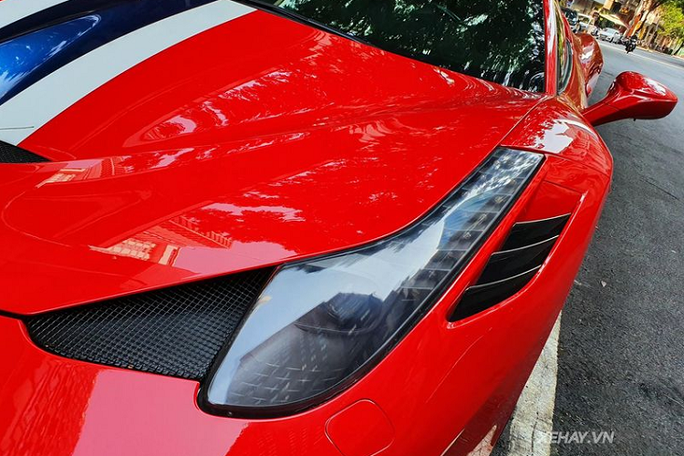 Ví dụ như cặp hốc hút gió to bản ở phía trước, nắp ca-pô được dập gân mạnh mẽ cùng các khe gió được ốp sợi carbon trên vòm bánh xe trước...có tác dụng cải thiện tính khí động học cho xe, cũng như tối ưu hóa khả năng làm mát cho động cơ, hệ thống khung gầm, lốp xe và hệ thống phanh của xe.