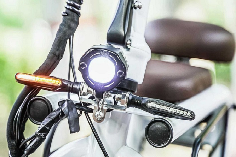 Không chỉ phục vụ cho nhu cầu chuyên chở thú cưng, Mopet được phát triển hướng đến việc trở thành phương tiện di chuyển hàng ngày hoàn toàn hợp pháp. Do đó, mẫu xe điện này có đầy đủ trang bị cơ bản như đèn pha/đèn hậu LED, đèn báo rẽ, còi, gương và giá treo biển số. Mức giá xe máy điện Mopet vẫn chưa được công bố.