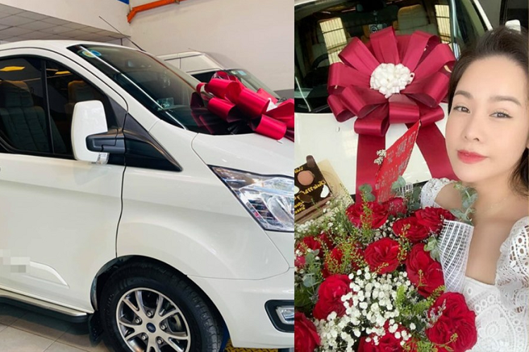 Có thể thấy, trong giới showbiz Việt rất hiếm người nào trong 1 năm đổi xe liên tục như Nhật Kim Anh, nữ ca sĩ này từ chơi xe SUV đắt tiền của Range Rover rồi chuyển đi MPV cỡ lớn Ford Tourneo và chốt mua xe trong năm 2020 là Mercedes-Benz S450L Luxury.