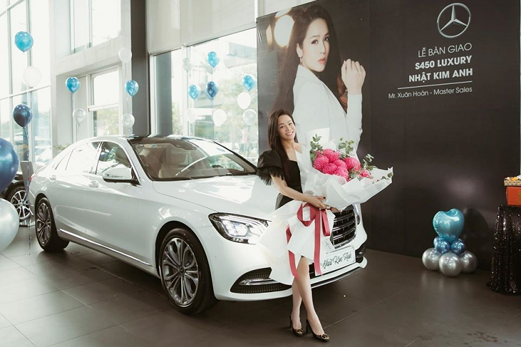 Hiện chưa rõ nữ ca sĩ Nhật Kim Anh đã bỏ ra bao nhiêu tiền để rước chiếc xe sang Mercedes-Benz S450L Luxury về garage, chỉ biết rằng, giá xe Mercedes-Benz S450L Luxury đang được bán chính hãng với mức giá là 4,969 tỷ đồng. Trước nhà của nữ ca sĩ này còn có 1 chiếc xe VinFast LUX SA2.0 màu đen đỗ nhưng không rõ là của Nhật Kim Anh hay hàng xóm đỗ cạnh chiếc xe Mercedes-Benz S450L Luxury màu trắng của cô