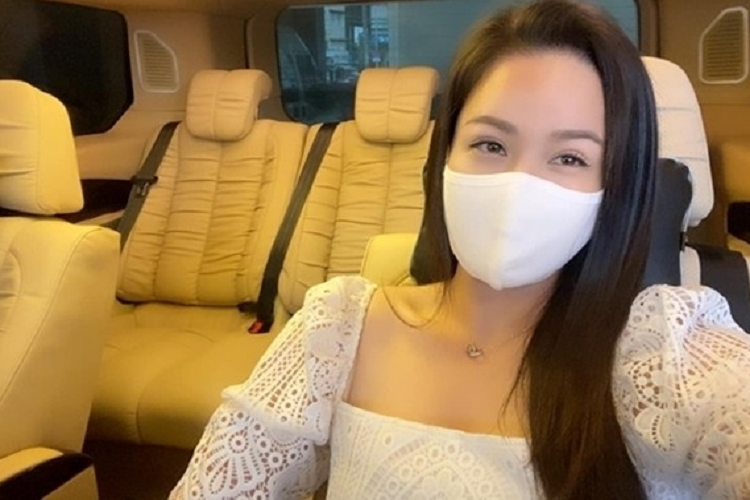 Được biết, cũng trong năm 2020, Nhật Kim Anh đã bỏ ra khá nhiều tiền để mua xe, cụ thể, chỉ riêng năm Canh Tý, nữ ca sĩ Thần thoại đã mua đến 3 chiếc xe ôtô và khiến không ít người bất ngờ về độ chịu chơi xe sang của Nhật Kim Anh cũng như gọi người đẹp này là "nữ đại gia ngầm" của giới showbiz Việt.