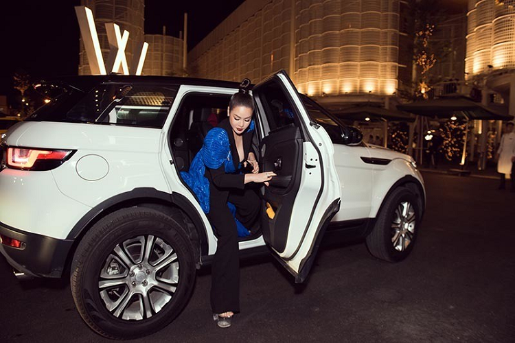 Gần đây, nữ ca sĩ kiêm diễn viên Nhật Kim Anh đã bị 1 nữ doanh nhân "réo tên" mập mờ vì giải ngân việc kêu gọi quyên góp tiền từ thiện lũ lụt miền Trung vào năm 2020. Cô đã chia sẻ rằng mình nhận số tiền từ các mạnh thường quân, các cửa hàng mình kinh doanh và cả tiền túi, tổng là 880 triệu đồng. Trong số này, thông tin từ Nhật Kim Anh cho biết cô tự bỏ tiền ra là gần 325 triệu đồng và cùng với 1 MC đi trao tiền cho đồng bào miền Trung.