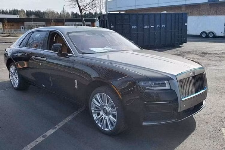 Lý do là hình ảnh này không chỉ có chiếc xe siêu sang Rolls-Royce Ghost 2021 thế hệ mới mà còn có sự góp mặt của mẫu xe Rolls-Royce Phantom thế hệ thứ 8 cũng chỉ mới vài chiếc được mang về Việt Nam phục vụ giới nhà giàu trong nước.
