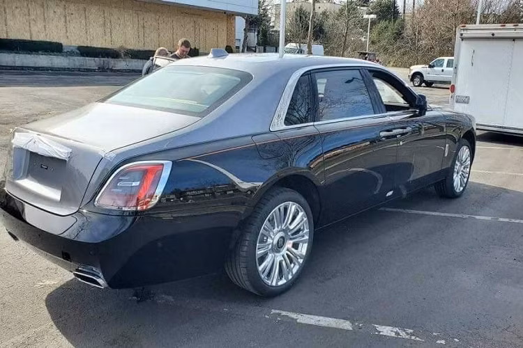 Sức mạnh được truyền tới bánh thông qua hộp số tự động 8 cấp, nhờ đó, xe siêu sang Rolls-Royce Ghost 2021 có thể dễ dàng tăng tốc từ vị trí đứng yên lên 100 km/h chỉ trong thời gian 4,6 giây trước khi đạt vận tốc tối đa giới hạn điện tử 250 km/h.