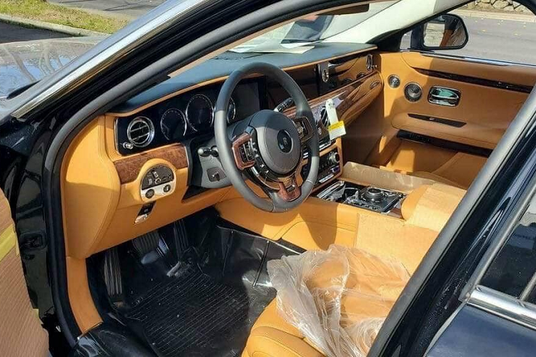 Hiện vẫn chưa rõ giá xe Rolls-Royce Ghost 2021 đầu tiên về Việt Nam, nhưng nhìn sang 1 số thị trường Đông Nam Á khác, giá xe Rolls-Royce Ghost thế hệ mới cao ngất ngưỡng, đơn cử nhà giàu Thái Lan phải bỏ ra 27,5 tỷ đồng để sở hữu phiên bản Rolls-Royce Ghost trục cơ sở dài. Còn giới đại gia Singapore phải chi ra số tiền từ 21,2 tỷ đồng để sở hữu Rolls-Royce Ghost thế hệ mới.
