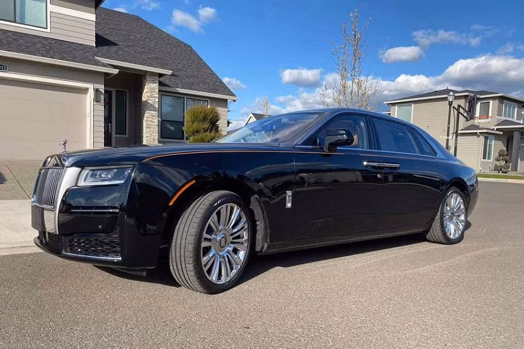 Dòng xe siêu sang Rolls-Royce Ghost thế hệ mới sẽ được trang bị khối động cơ xăng V12, tăng áp kép, dung tích 6.75 lít, sản sinh công suất tối đa 563 mã lực tại vòng tua máy 5.000 vòng/phút và mô-men xoắn cực đại 850 Nm tại vòng tua máy 1.600 vòng/phút như trước.