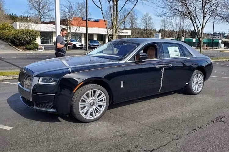 Bức ảnh này được cho là chụp ở 1 khu vực đường thử của sân bay quân sự nằm tại thị xã Sơn Tây, tỉnh Hà Tây cũ, đây là nơi không ít siêu xe và xe siêu sang phải kiểm tra lần cuối trước khi được bàn giao về cho những người nhập khẩu.