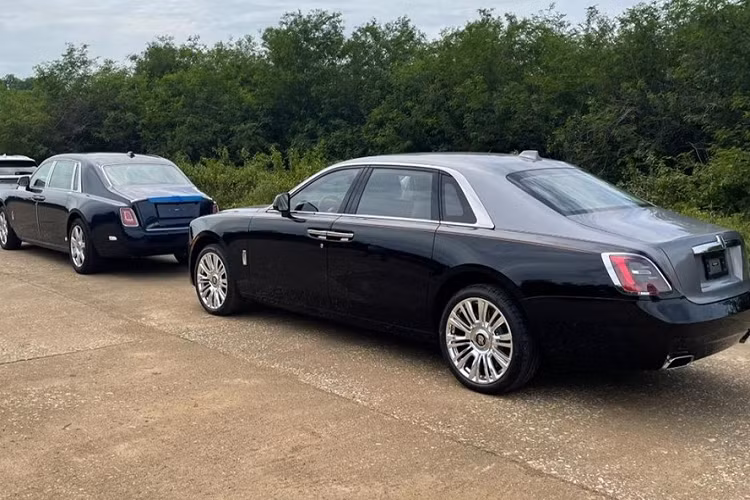 Thông tin về việc chiếc xe siêu sang Rolls-Royce Ghost thế hệ mới đầu tiên về Việt Nam khá bí mật đã gây bất ngờ cho không ít người yêu xe trong nước. Hiện công ty nhập khẩu tư nhân mang chiếc Rolls-Royce Ghost 2021 về dải đất hình chữ S chưa công bố hình ảnh chi tiết mẫu xe này, tuy nhiên, 1 bức ảnh "nhá hàng" đã khiến giới mê xe thích thú.