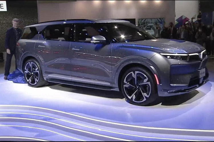 Khác với đàn em VF e35, VinFast VF e36 2022 chạy điện có thiết kế đầy cơ bắp và khỏe khoắn, phù hợp với thị hiếu chung của người dùng Mỹ. Phần đầu xe vẫn có dải đèn LED chữ “V” nhằm nhận diện thương hiệu của hãng xe Việt bởi đây là xe điện, không có lưới tản nhiệt để tạo điểm nhấn như các hãng xe khác.