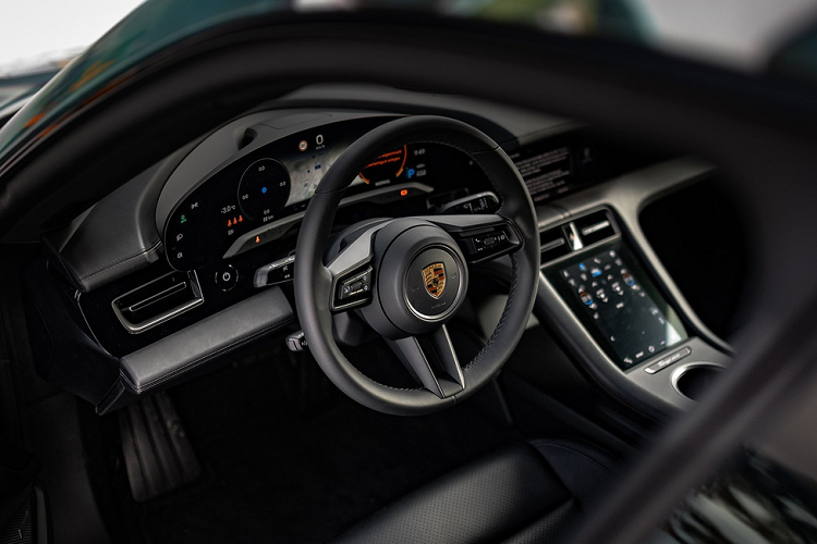 Tác phẩm này sẽ được bán đấu giá bởi RM Sotheby’s trong thời gian 6-13/4 tới đây. Tất cả số tiền thu được sẽ được Porsche quyên góp cho Suisseculture Sociale - tổ chức phi lợi nhuận hỗ trợ cho nghệ sĩ tại Thụy Sĩ bị ảnh hưởng bởi dịch Covid-19.