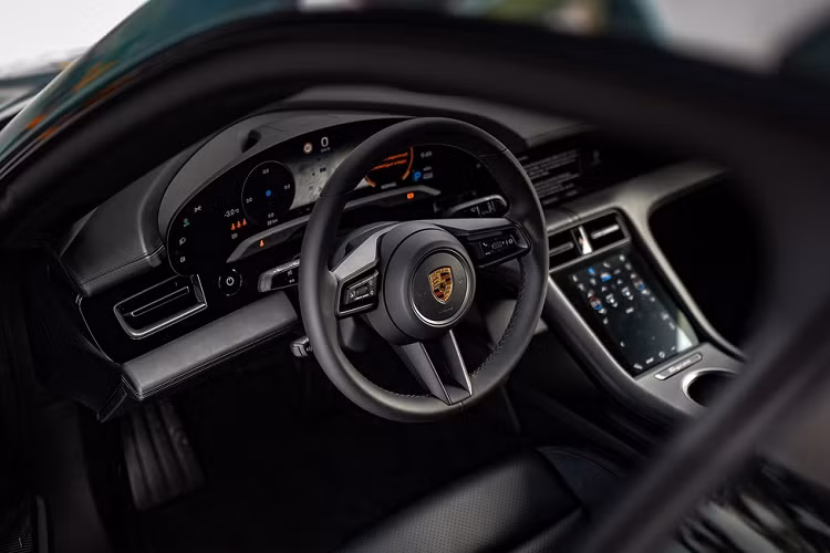 Tác phẩm này sẽ được bán đấu giá bởi RM Sotheby’s trong thời gian 6-13/4 tới đây. Tất cả số tiền thu được sẽ được Porsche quyên góp cho Suisseculture Sociale - tổ chức phi lợi nhuận hỗ trợ cho nghệ sĩ tại Thụy Sĩ bị ảnh hưởng bởi dịch Covid-19.