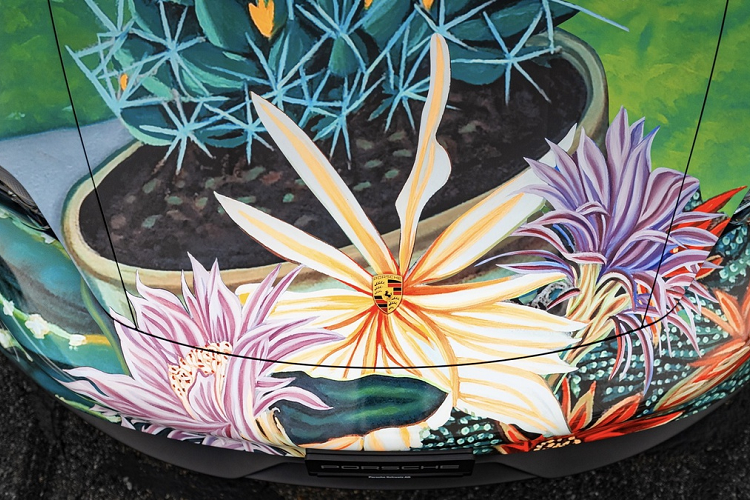 Để chuyển Queen of the Night lên thân một chiếc xe, hãng SIGNal Design đã in bức họa lên trên mảnh nhựa vinyl mỏng và dán lên xe bằng áp lực nhiệt.