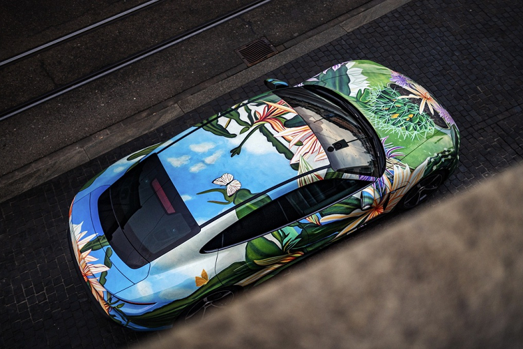 Từ khi hoàn thành, chiếc Porsche Taycan độc nhất này được trưng bày tại nhà hàng Leuehof. Tuy nhiên, nhà hàng này không thể mở cửa thường xuyên do dịch Covid-19. Do đó, chiếc xe điện được mang đến Porsche Center ở quốc gia này, trước khi bán đấu giá.