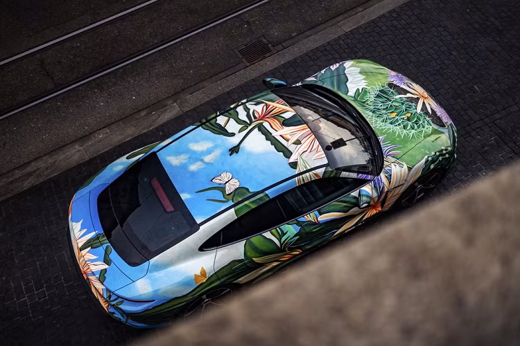 Từ khi hoàn thành, chiếc Porsche Taycan độc nhất này được trưng bày tại nhà hàng Leuehof. Tuy nhiên, nhà hàng này không thể mở cửa thường xuyên do dịch Covid-19. Do đó, chiếc xe điện được mang đến Porsche Center ở quốc gia này, trước khi bán đấu giá.