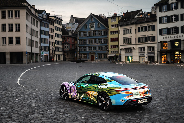 Queen of the Night là tên một bức họa ra đời vào năm 2010 của chính Phillips dù cảm hứng được lấy từ một tác phẩm khác. Qua bàn tay của họa sĩ nổi tiếng người Mỹ, chiếc siêu xe điện Porsche Taycan này trở nên độc nhất vô nhị.