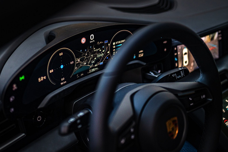 Chiếc Taycan Queen of the Night chỉ mới lăn bánh khoảng 150 km, chủ yếu phục vụ cho công tác truyền thông. Ngoài việc là tác phẩm độc nhất của họa sĩ Richard Phillips, chiếc Taycan này được trang bị một số tùy chọn của Porsche Exclusive Manufaktur.