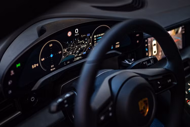 Chiếc Taycan Queen of the Night chỉ mới lăn bánh khoảng 150 km, chủ yếu phục vụ cho công tác truyền thông. Ngoài việc là tác phẩm độc nhất của họa sĩ Richard Phillips, chiếc Taycan này được trang bị một số tùy chọn của Porsche Exclusive Manufaktur.