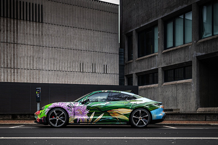 RM Sotheby’s và Porsche không công bố mức giá khởi điểm của chiếc Taycan Queen of the Night. Tuy nhiên, tác phẩm này có giá không thấp hơn con số 104.000 USD của chiếc Taycan 4S.