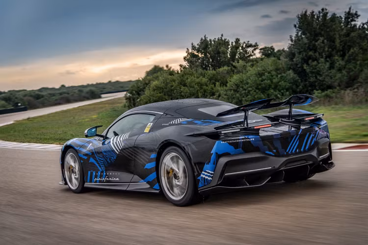 Được biết, siêu xe Pininfarina Battista được sản xuất giới hạn 150 chiếc trên toàn thế giới với giá bán khởi điểm khoảng 2,2 triệu USD. Xe được sản xuất thủ công tại nhà máy Pininfarina đặt ở Turin, Italy.