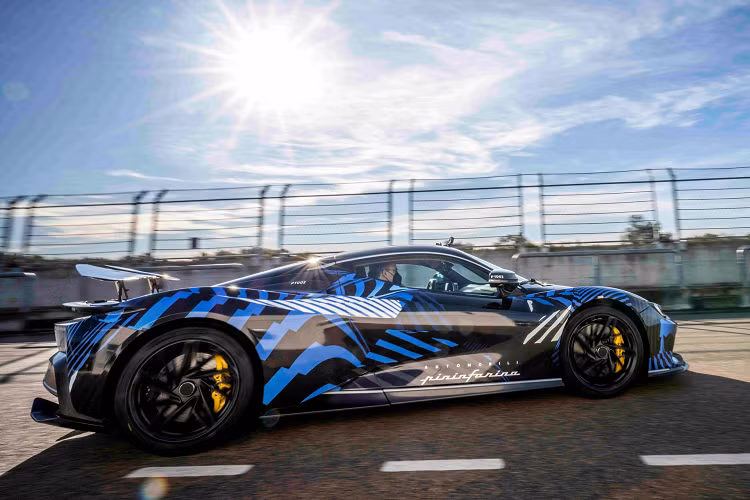 Mới đây nhất, đội ngũ kỹ thuật của Automobili Pininfarina đã đưa một nguyên mẫu Battista đến trường đua Nardò (Italy) để chạy thử. Người cầm lái chiếc siêu xe là Nick Heidfeld, cựu tay đua Công thức một (F1). Heidfeld trước đây cũng từng tham gia vào việc góp ý để tinh chỉnh khung gầm, hệ thống điều khiển điện tử của cho Battista.