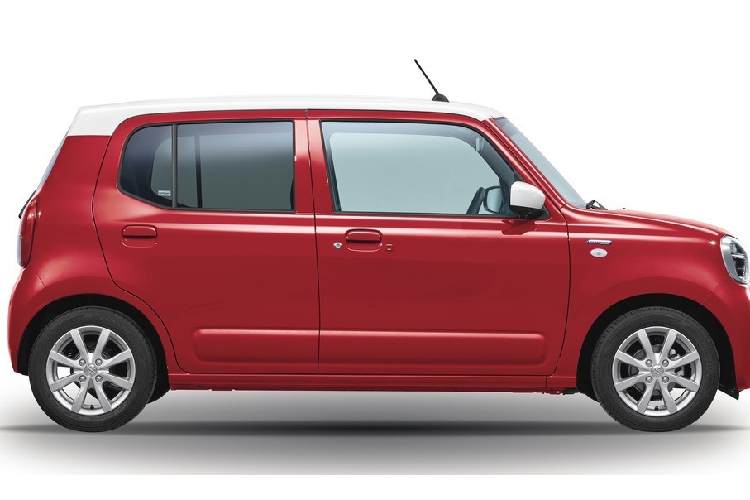 Bỏ ra số tiền trên, khách hàng Nhật Bản sẽ nhận về mẫu xe kei car có thiết kế và trang bị mới. Theo đó, Suzuki Alto 2022 được bổ sung lưới tản nhiệt cỡ nhỏ hơn, logo hãng gắn liền với nẹp mạ crôm nằm ngang, 2 cụm đèn pha khá lớn và hốc gió trung tâm rộng.