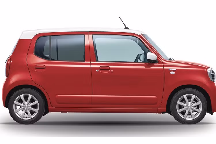 Bỏ ra số tiền trên, khách hàng Nhật Bản sẽ nhận về mẫu xe kei car có thiết kế và trang bị mới. Theo đó, Suzuki Alto 2022 được bổ sung lưới tản nhiệt cỡ nhỏ hơn, logo hãng gắn liền với nẹp mạ crôm nằm ngang, 2 cụm đèn pha khá lớn và hốc gió trung tâm rộng.