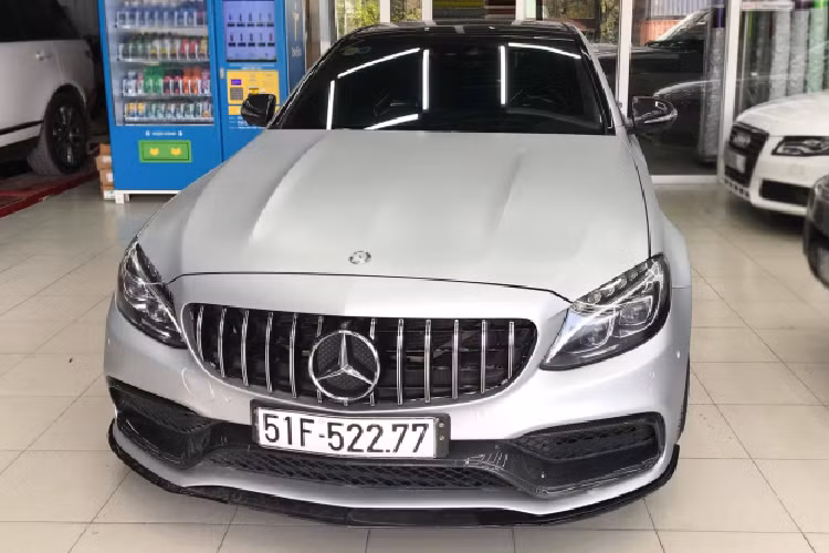 Hàng độc Mercedes-AMG C63 S Edition 1 đời 2016 được Mercedes-Benz Việt Nam (MBV) đưa về nước để trưng bày tại triển lãm VMS năm 2015. Tại thời điểm đó, giá xe Mercedes-AMG C63 S Edition 1 lên đến 4,678 tỷ đồng. Sau 5 năm được sử dụng, xe hiện tại đang được chào bán với mức giá “thách cưới” khoảng 4 tỷ đồng. Đây là chiếc C63 AMG thế hệ W205 duy nhất trên thị trường hiện nay.