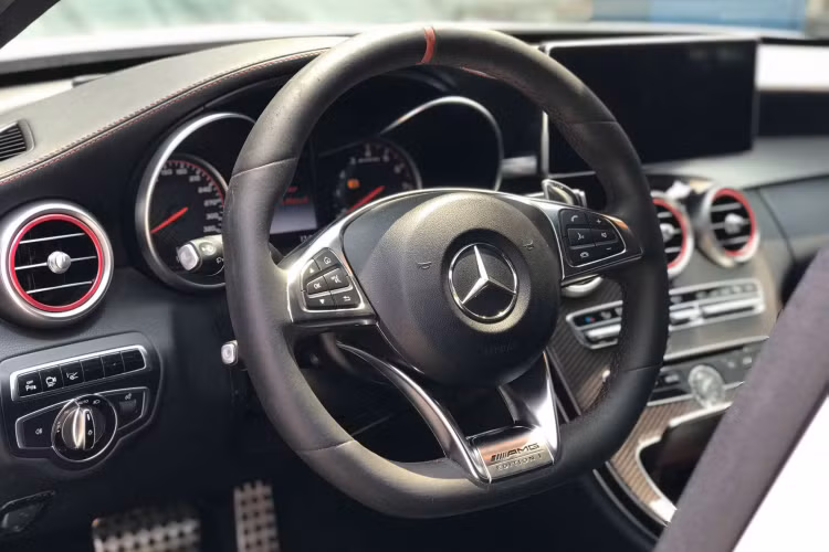 Dù đã 5 năm tuổi, nhưng Mercedes-AMG C63 S Edition 1 2016 vẫn là một chiếc C-Class thú vị và đáng sở hữu tại Việt Nam vì sự độc đáo, động cơ V8 mạnh mẽ đi kèm với nhiều trang bị hiện đại tối ưu hoá cho khả năng vận hành, gia tăng cảm giác lái cũng như tăng độ bám đường.