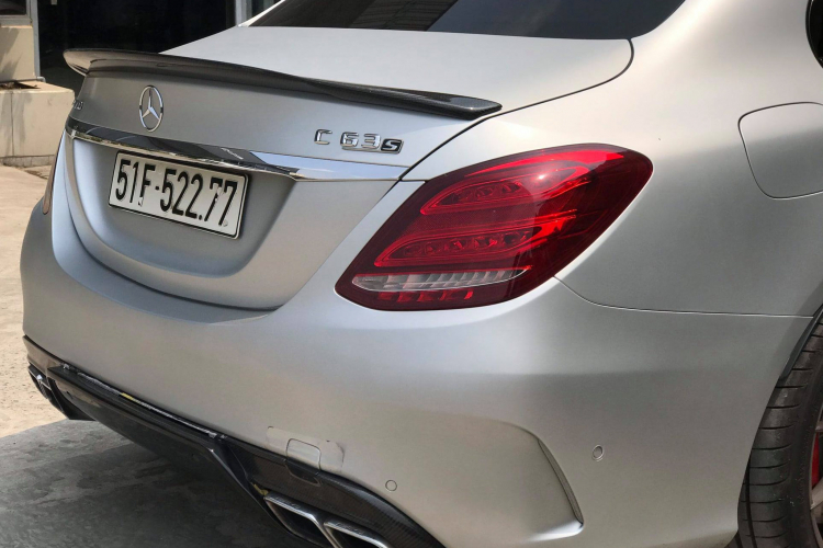 Là phiên bản hàng đầu của dòng C-Class, C63 S Edition 1 được trang bị rất nhiều “đồ chơi” nổi bật như hộp số MCT AMGSPEEDSHIFT, vi sai chống trượt cầu sau Limited Slip Rear Differential AMG, hệ thống treo thích ứng thể thao. Xe đi kèm hệ thống ống xả hiệu suất cao cho âm thanh động cơ V8 thêm phấn khích. Phanh hiệu năng cao,…