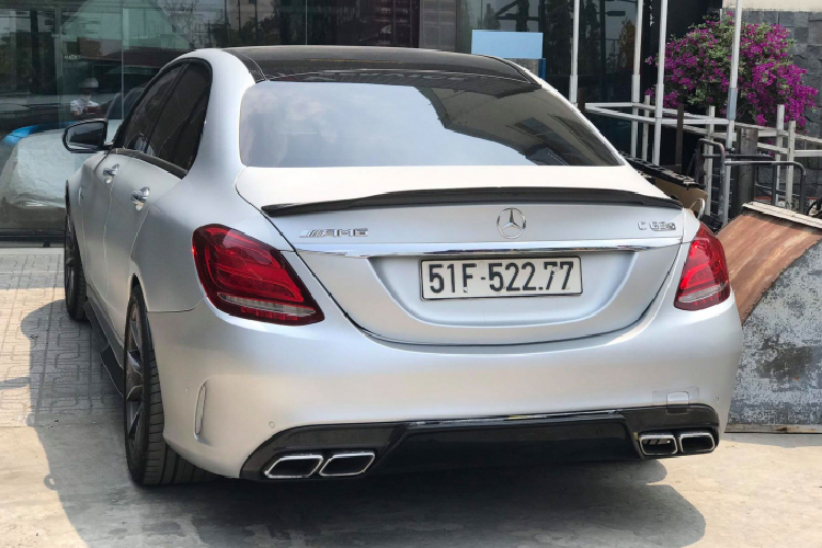 Nhờ đó, C63 S Edition 1 có thể tăng tốc từ 0 – 100 km/h chỉ trong 4,0 giây trước khi đạt tốc độ tối đa 250km/h. Theo Mercedes, C63 S Edition 1 “ăn uống” trung bình khoảng 8,2 – 8,4 lít/100km. Động cơ V8 4.0L trên Mercedes-AMG C63 S Edition 1 cũng được chia sẻ với dòng SUV G63 AMG nổi tiếng.