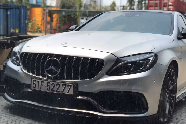 “Trái tim” của xe sang Mercedes-AMG C63 S Edition 1 sử dụng động cơ V8 dung tích 4.0L (3.982cc) tăng áp kép (Biturbo) cho công suất tối đa 510 mã lực tại 5.500 – 6.250 vòng/phút và mô-men xoắn cực đại 700Nm đại được tại dải vòng tua rất sớm từ 1.750 – 4.500 vòng/phút. Sức mạnh được truyền xuống cầu sau (RWD), thông qua hộp số tự động 7 cấp MCT AMGSPEEDSHIFT.