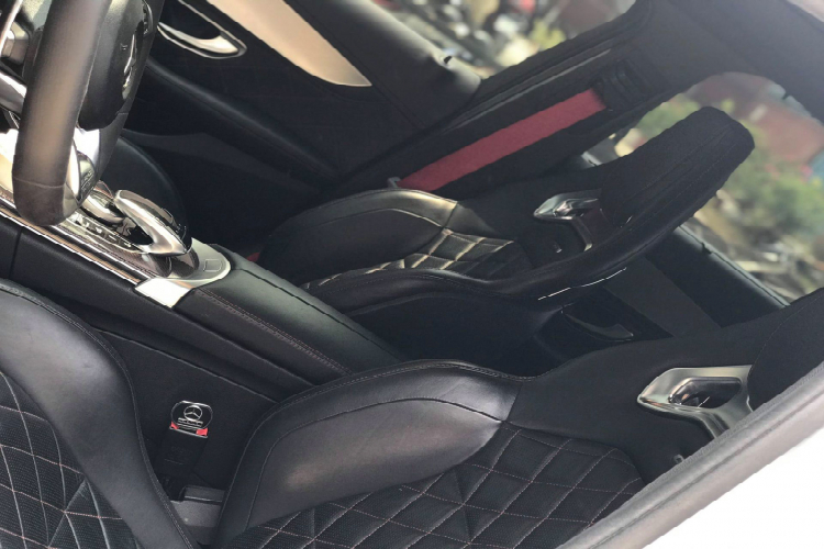 Trên thực tế, nhiều khách hàng sở hữu các phiên bản thông thường của dòng C-Class có xu hướng nâng cấp bodykits theo phong cách phiên bản hiệu năng cao C63. Điều này đã gây nhầm lẫn cho nhiều người không “rành rọt” về chuyện xe cộ. Mặc dù người dùng có thể bỏ ra hàng trăm triệu đồng để độ C-Class thông thường giống hệt với C63 sedan, nhưng người dùng không thể nào biến nó thành C63 thực thụ!