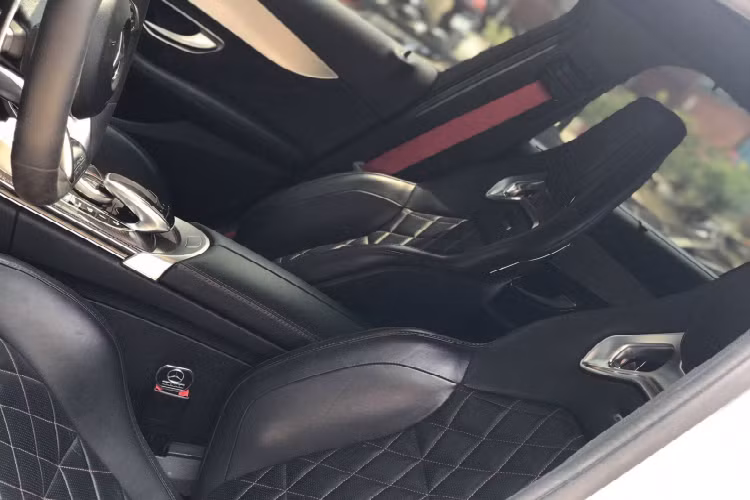 Trên thực tế, nhiều khách hàng sở hữu các phiên bản thông thường của dòng C-Class có xu hướng nâng cấp bodykits theo phong cách phiên bản hiệu năng cao C63. Điều này đã gây nhầm lẫn cho nhiều người không “rành rọt” về chuyện xe cộ. Mặc dù người dùng có thể bỏ ra hàng trăm triệu đồng để độ C-Class thông thường giống hệt với C63 sedan, nhưng người dùng không thể nào biến nó thành C63 thực thụ!