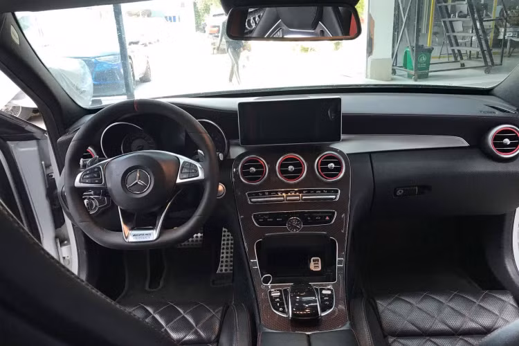 Nội thất Mercedes-AMG C63 S Edition 1 được trang bị ghế ngồi thể thao bọc da lộn, hàng ghế trước điều chỉnh điện + nhớ 3 vị trí. Vô lăng thể thao, màn hình 8,4 inch trung tâm, điều hoà tự động đa vùng THERMOTRONIC, 13 loa Burmaster và hơn nữa.