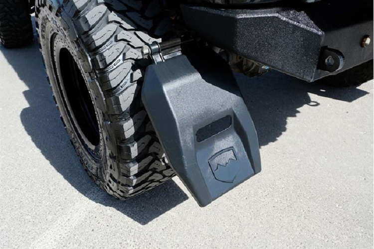 Song song với việc cải thiện sức mạnh, hệ thống truyền động và khung gầm của mẫu SUV địa hình cũng được nâng cấp một loạt trang bị đắt tiền phục vụ cho việc off-road. Danh sách có thể kể đến hộp số phụ Atlas 3.0, cầu cứng Ultimate 60, khóa vi sai Eaton E-Lockers, trục lái JE Reel, phuộc giảm chấn Falcon, mâm xe 20 inch, lốp địa hình đi đường bùn cỡ 38 x 13.50...