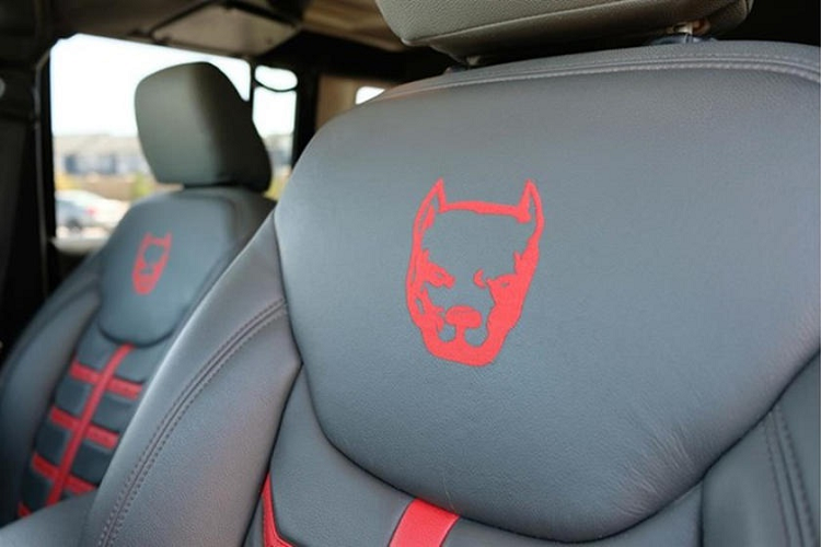 Cabin của chiếc Wrangler được bổ sung hệ thống Radio Cobra CB Boost 8 kênh và dàn âm thanh JL Audio với hai loa siêu trầm. Các chi tiết và thiết kế nội thất khác không có sự thay đổi nào đáng kể.