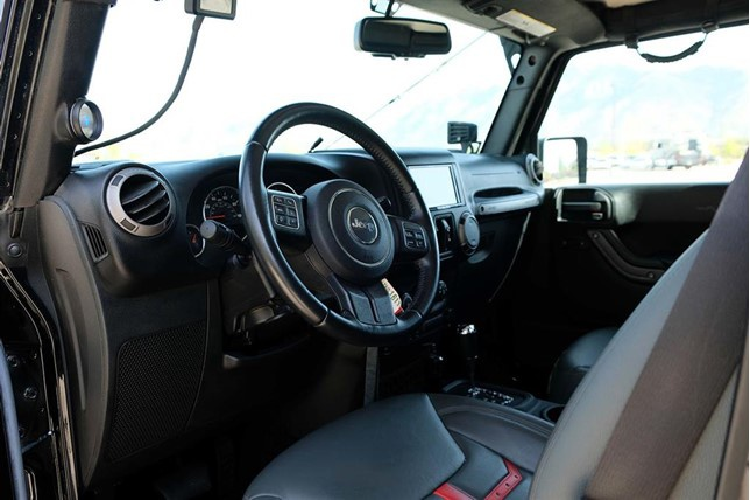 Ngoại hình của bản độ hầm hố hơn với các chi tiết trang trí và hỗ trợ đi đường xấu như cản trước kim loại tích hợp tời kéo, dải đèn LED trợ sáng trên mui xe, dè chắn bùn rời phía sau, giá đỡ bánh dự phòng cỡ lớn đi kèm 2 bình nhiên liệu phụ...